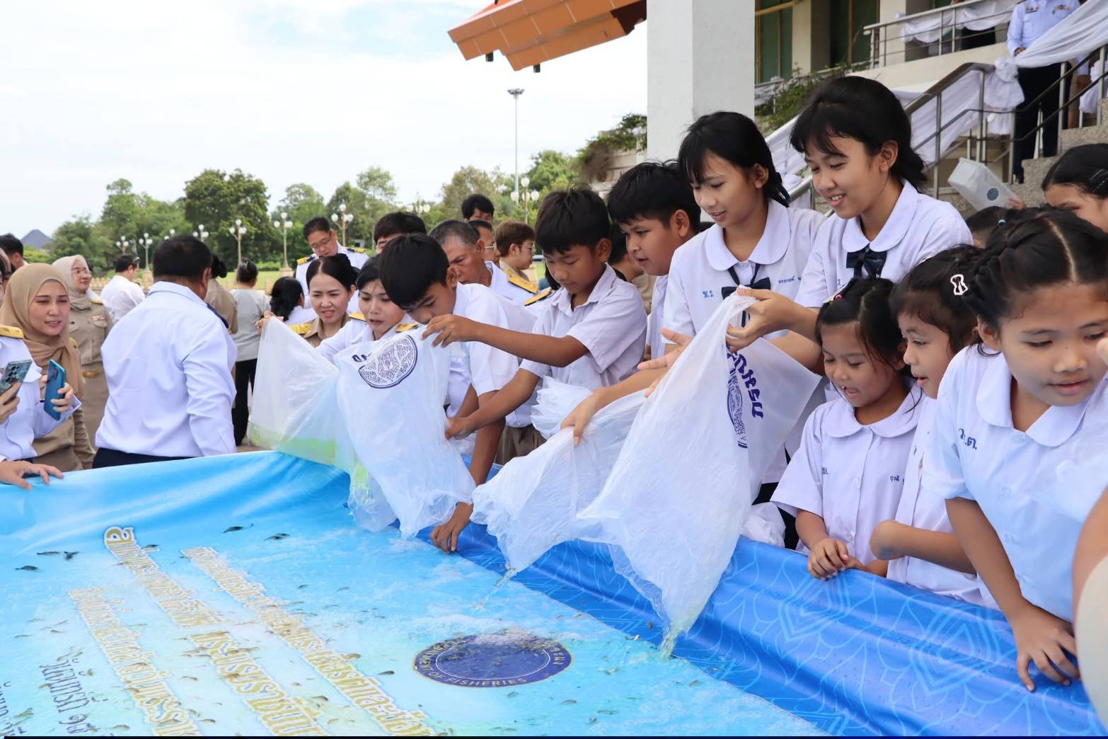 title - ปฏิรูปที่ดินจังหวัดพระนครศรีอยุธยา ปฏิบัติหน้าที่ในตำแหน่ง ผู้อำนวยการศูนย์ส่งเสริมและพัฒนาอาชีพเสริมนอกภาคการเกษตร ร่วมพิธีปล่อยพันธุ์สัตว์น้ำเฉลิมพระเกียรติและน้อมรำลึกในพระมหากรุณาธิคุณ สมเด็จพระนางเจ้าสิริกิติ์ พระบรมราชินีนาถ พระบรมราชชนนีพันปีหลวง เนื่องในโอกาสวันคล้ายวันพระราชสมภพ 12 สิงหาคม 2569 ณ ท่าชัยยุทธ ศูนย์ส่งเสริมและพัฒนาอาชีพเสริมนอกภาคการเกษตร